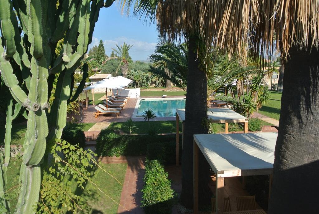 Bazén v ubytování Villa Carlotta Resort nebo v jeho okolí