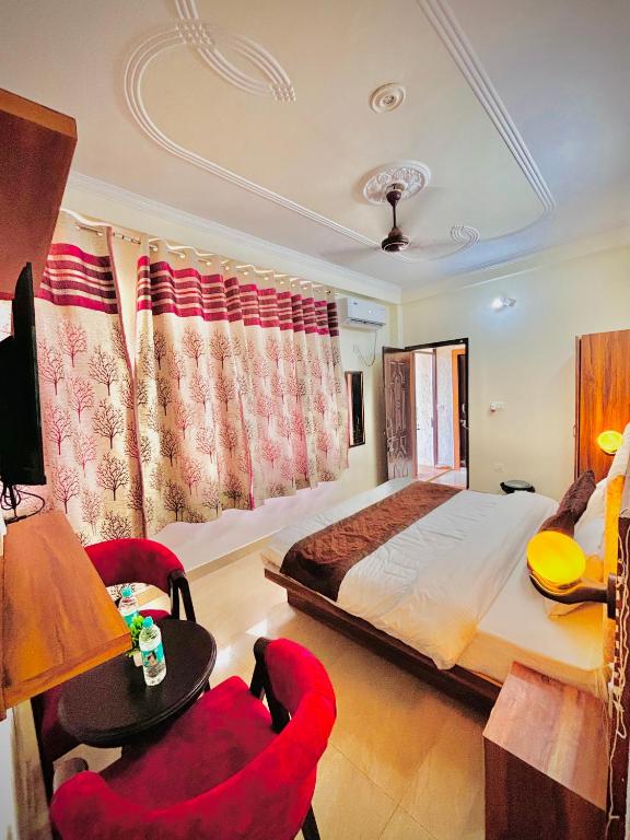 Trinetra Guest House - 阳台的双人间