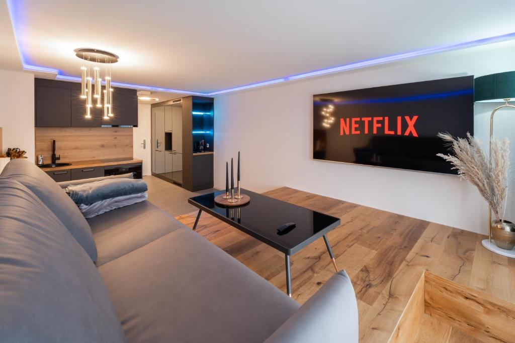 TV a/nebo společenská místnost v ubytování Traumwohnung in Interlaken inklusive SPA-Bereich