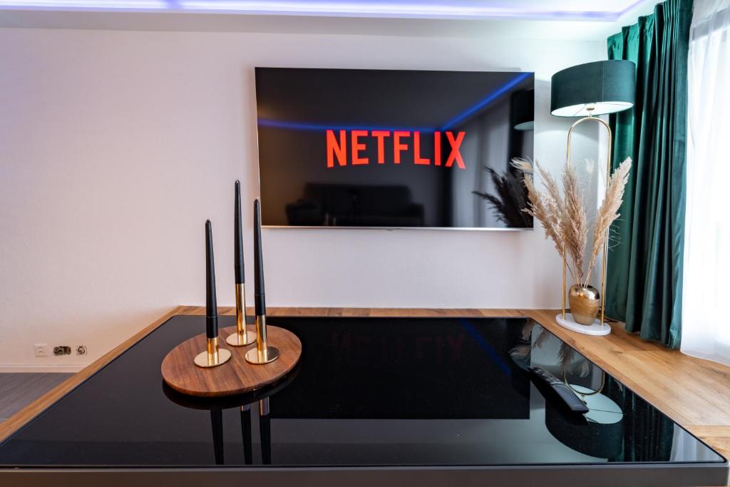 TV a/nebo společenská místnost v ubytování Traumwohnung in Interlaken inklusive SPA-Bereich