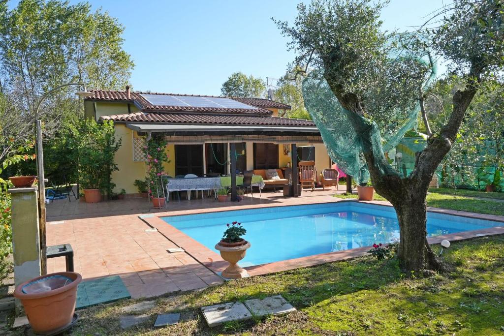 Bazén v ubytování La Sevillana nebo v jeho okolí