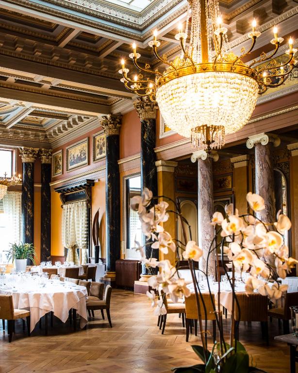 Restaurace v ubytování Hôtel Des Trois Couronnes & Spa - The Leading Hotels of the World