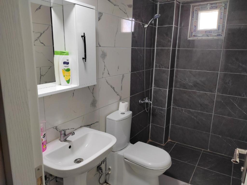 A bathroom at Garden Prizma Rooms&Aparts
