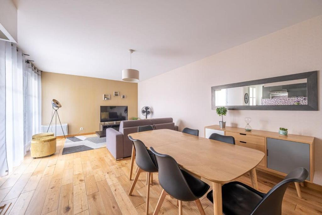 un soggiorno con un tavolo e sedie in una stanza di S4 Disney Family a Serris