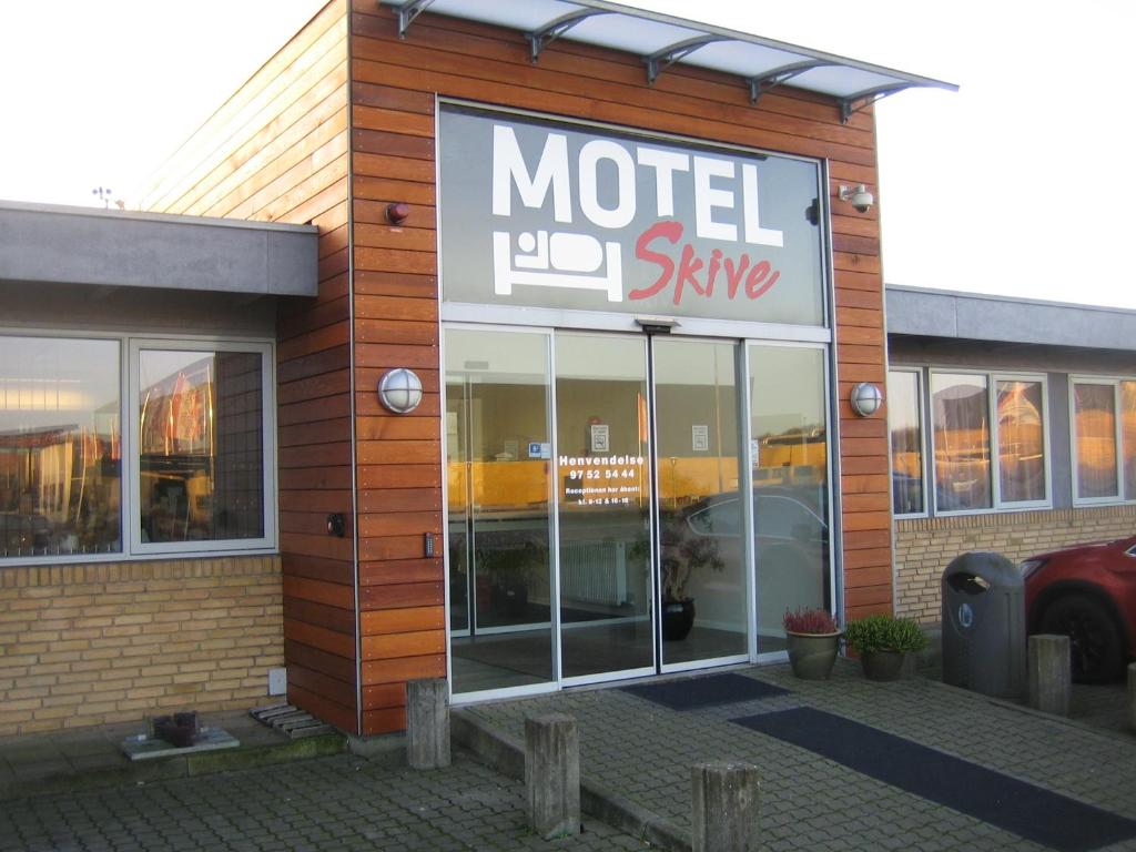 Motel Skive في سكيف: يوجد متجر عليه علامة على نمط موتيل
