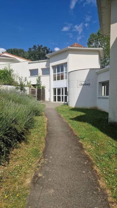 une maison blanche avec une allée devant dans l'établissement Beau T2 proche de Toulouse, à Rouffiac-Tolosan