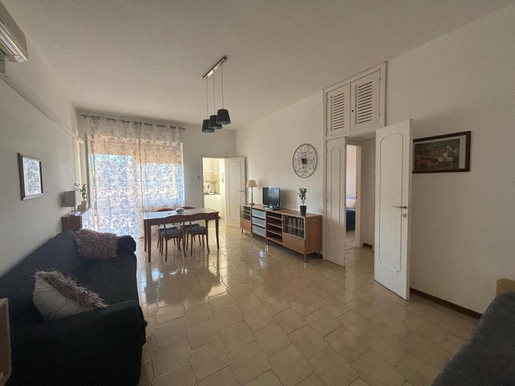 un soggiorno con divano e sala da pranzo di Al mare da Ersy a Montesilvano