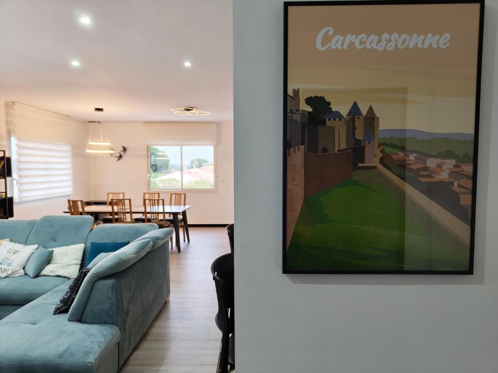 un salon avec un canapé et un tableau au mur dans l'établissement Appartement Familial proche de Carcassonne, à Villemoustaussou