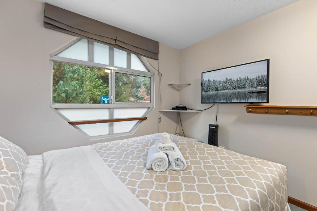 Postel nebo postele na pokoji v ubytování Stoney Creek Sunpath by Whistler Premier