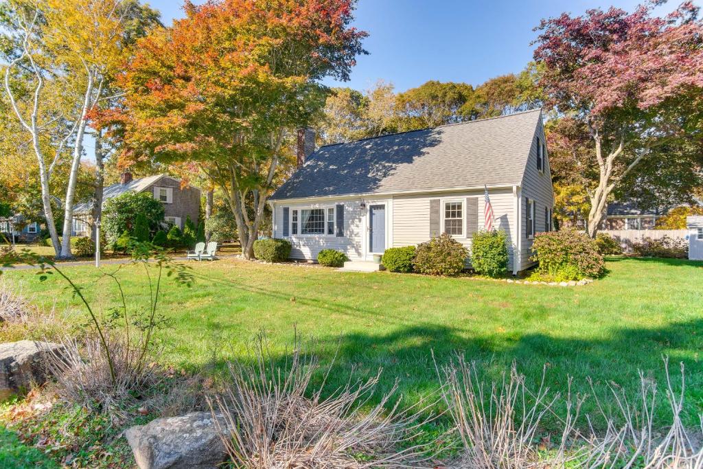 Κήπος έξω από το Bike to Private Beach Cape Cod Escape with Sunroom