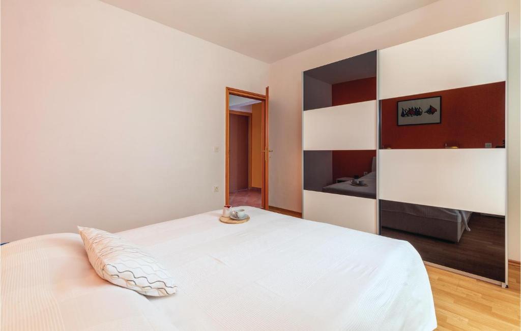 Posteľ alebo postele v izbe v ubytovaní 7 Bedroom Nice Home In Labin