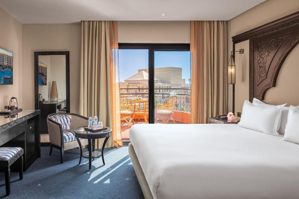 Postel nebo postele na pokoji v ubytování Grand Plaza Marrakech
