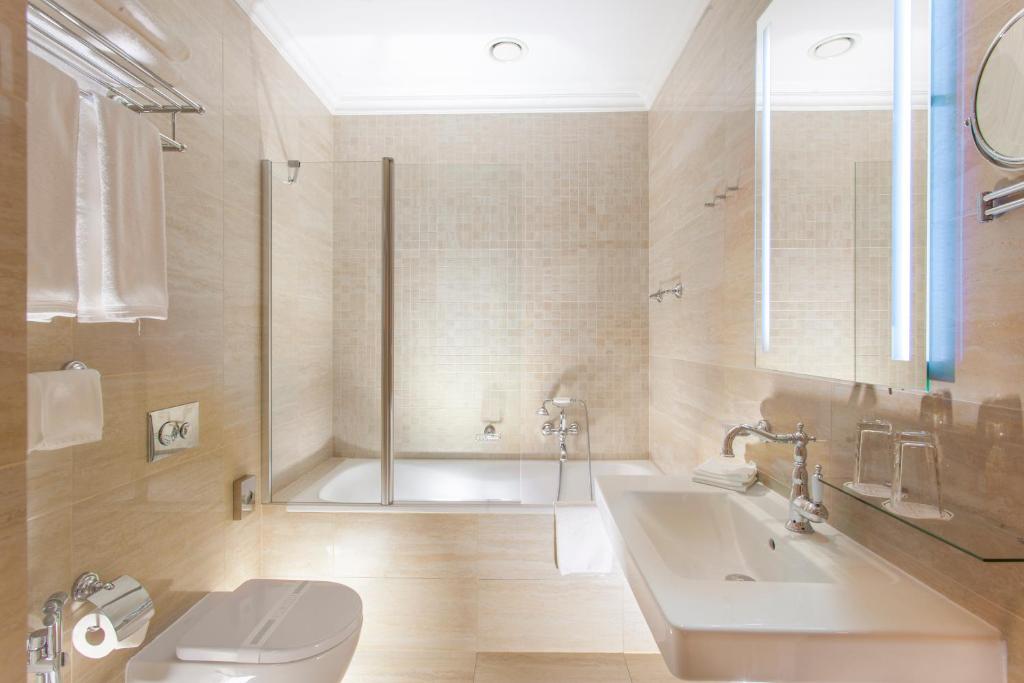 Un baño de Luxury Spa Hotel Olympic Palace