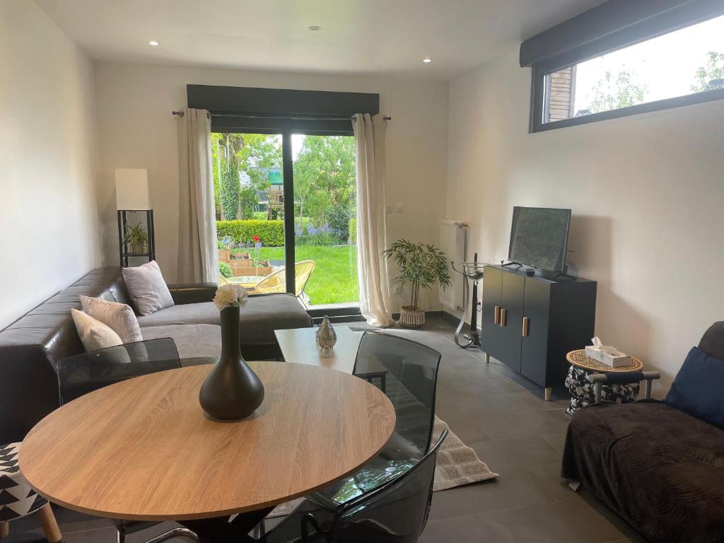 un salon avec une table et un canapé dans l'établissement Paisible Duplexe sur Villeneuve d ascq, à Annappes