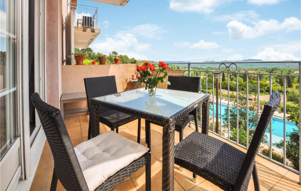 Πισίνα στο ή κοντά στο 1 Bedroom Gorgeous Apartment In Callian
