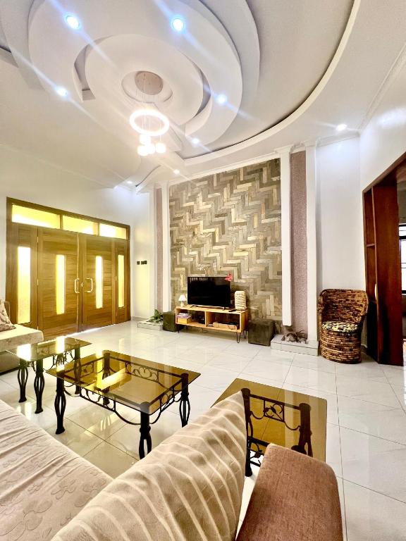 un salon avec un canapé et une table dans l'établissement Rwanda Guest House Kanombe, Kigali, à Kigali