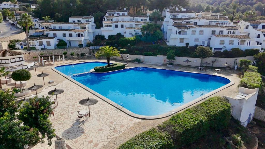 an overhead view of a swimming pool with white houses at Apartamento Berdica in Benitachell