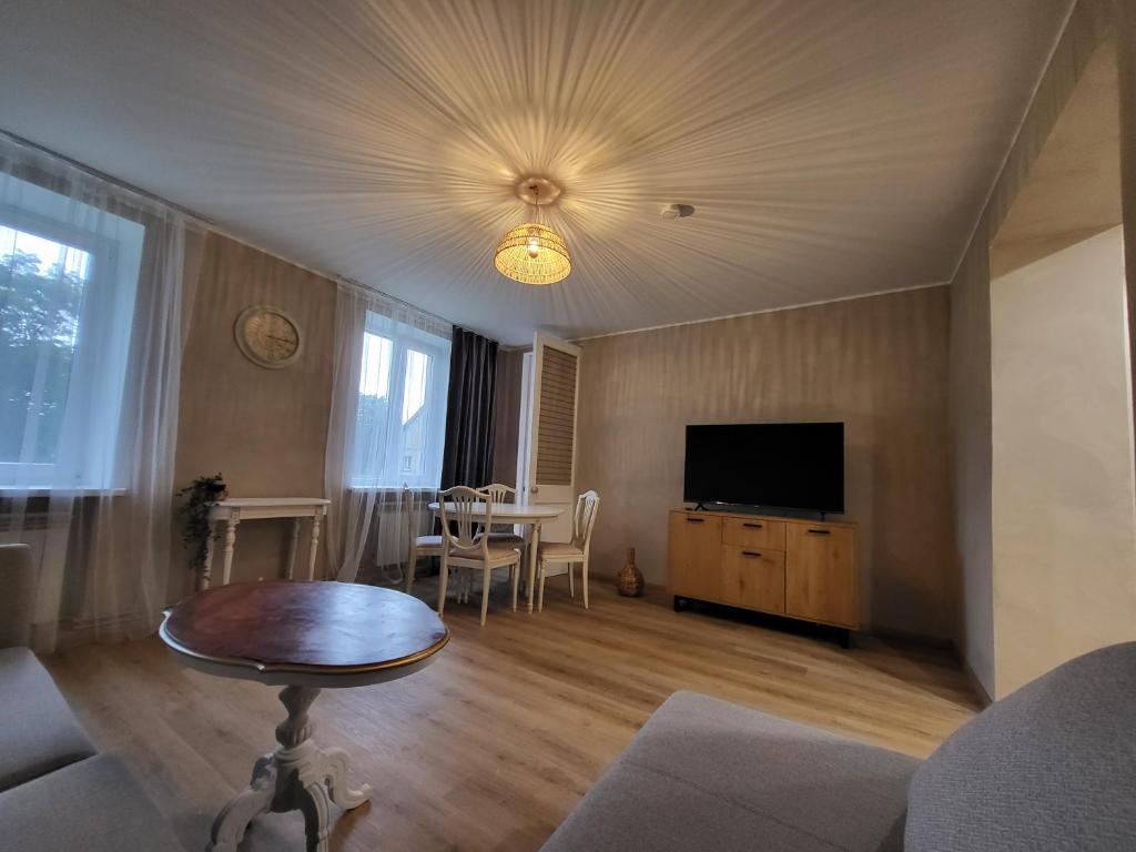 TV a/nebo společenská místnost v ubytování Nooruse Charm Apartment