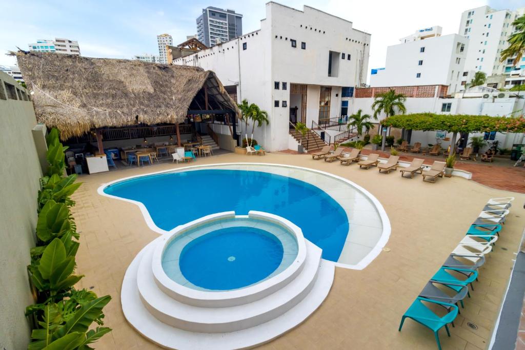 Πισίνα στο ή κοντά στο Hotel Sansiraka Suites By GEH Suites