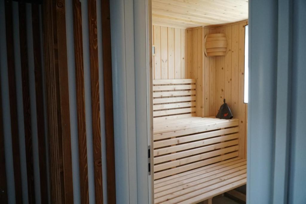 Letto o letti in una camera di Alpine Blu - Horezu - Varful lui Roman - Sauna, Hot Tub & Gym