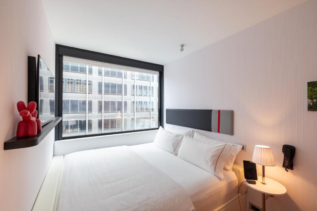Postel nebo postele na pokoji v ubytování citizenM New York Times Square