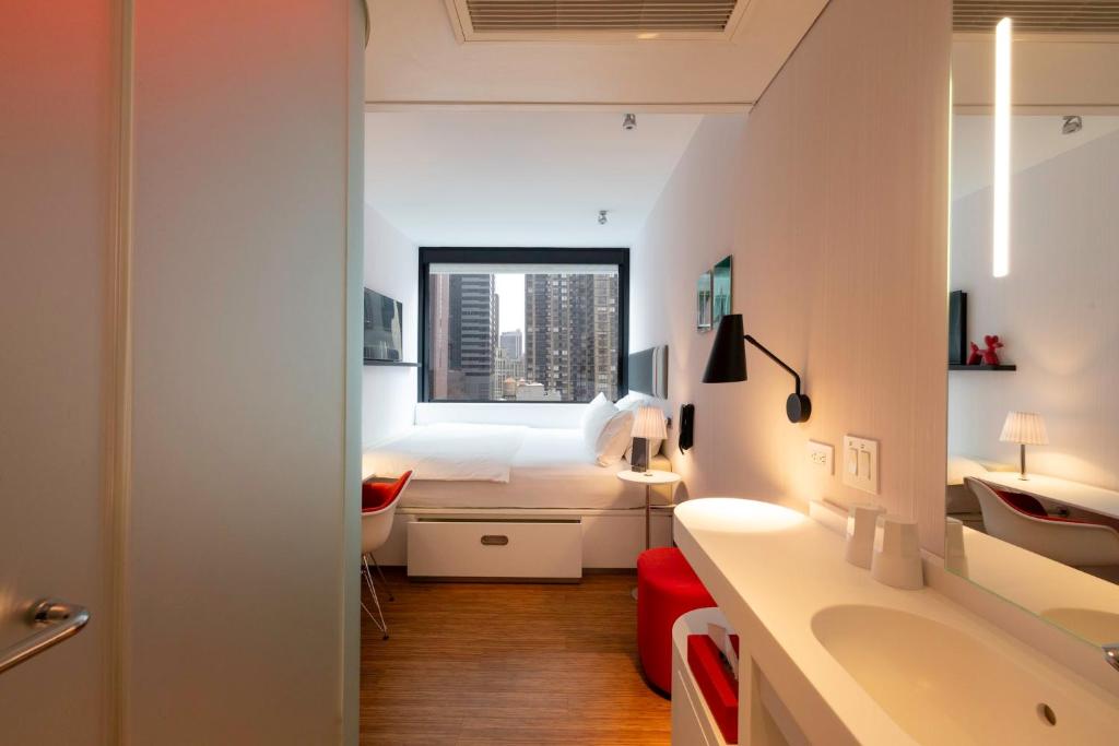 Postel nebo postele na pokoji v ubytování citizenM New York Times Square