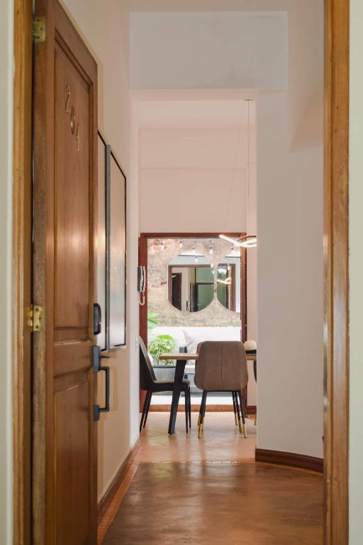 Kuchyň nebo kuchyňský kout v ubytování Best Location - Spacious And Fancy Apt