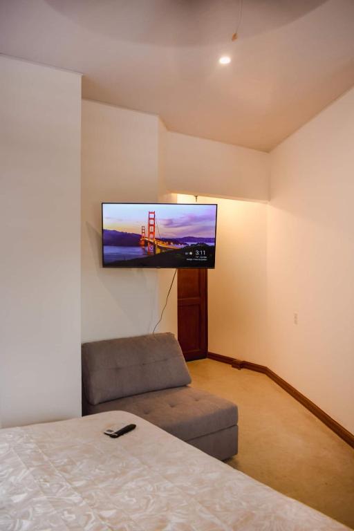 TV a/nebo společenská místnost v ubytování Best Location - Spacious And Fancy Apt