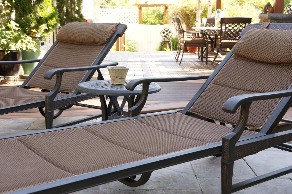 a group of chairs sitting on a patio at R&R Guesthouse in The Dalles