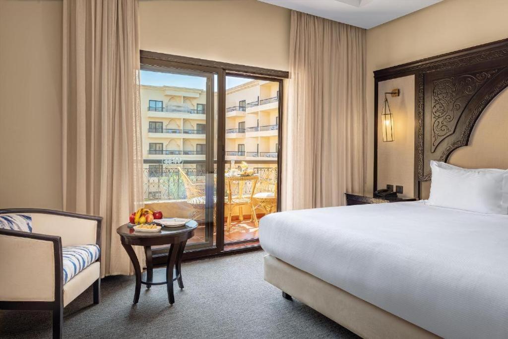 Postel nebo postele na pokoji v ubytování Grand Plaza Marrakech