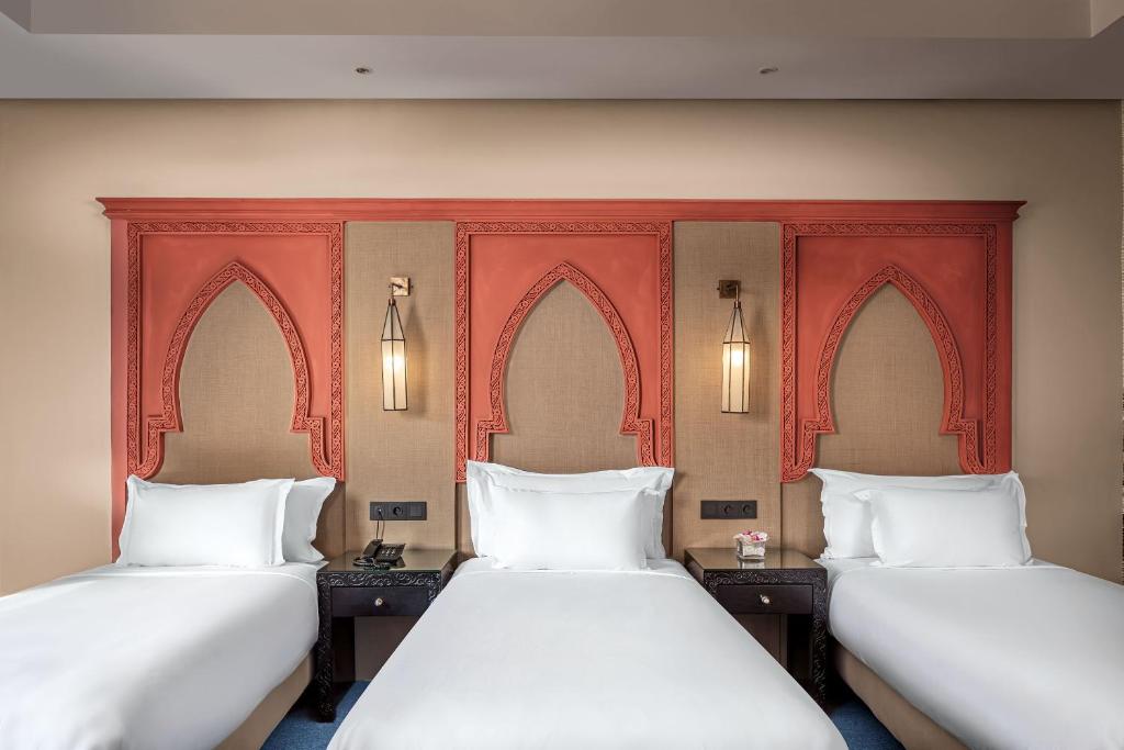 Postel nebo postele na pokoji v ubytování Grand Plaza Marrakech