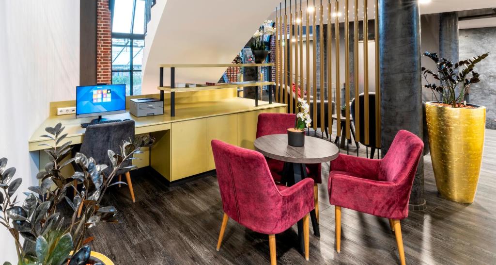 TV a/nebo společenská místnost v ubytování PLAZA Premium Parkhotel Norderstedt
