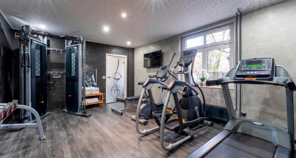 Fitness centrum a/nebo fitness zařízení v ubytování PLAZA Premium Parkhotel Norderstedt