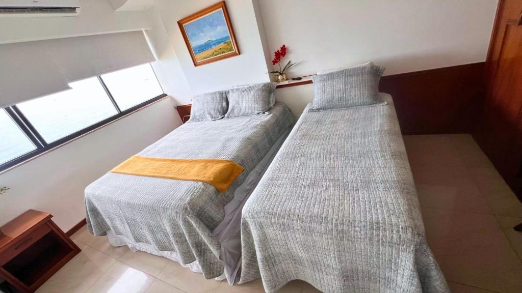 Postel nebo postele na pokoji v ubytování Em frente ao mar Praia da Costa dias incríveis