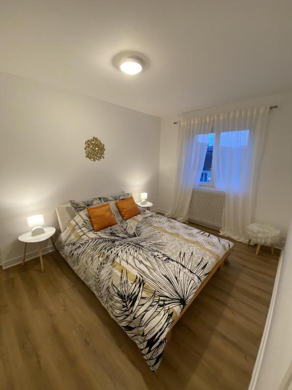 une chambre avec un grand lit dans une pièce dans l'établissement Au Sunrise T4, à Angoulême
