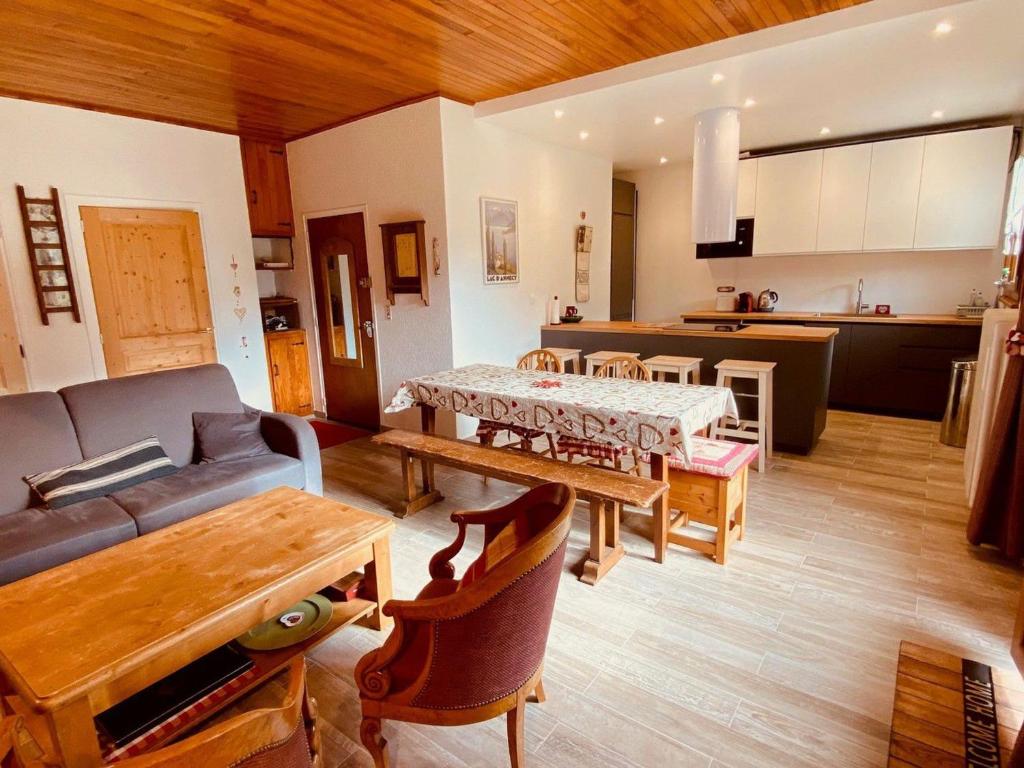 un salon avec un canapé et une table dans l'établissement Appartement rénové proche pistes avec terrasse et parking, 3 ch, 8 pers - FR-1-459-185, à La Clusaz