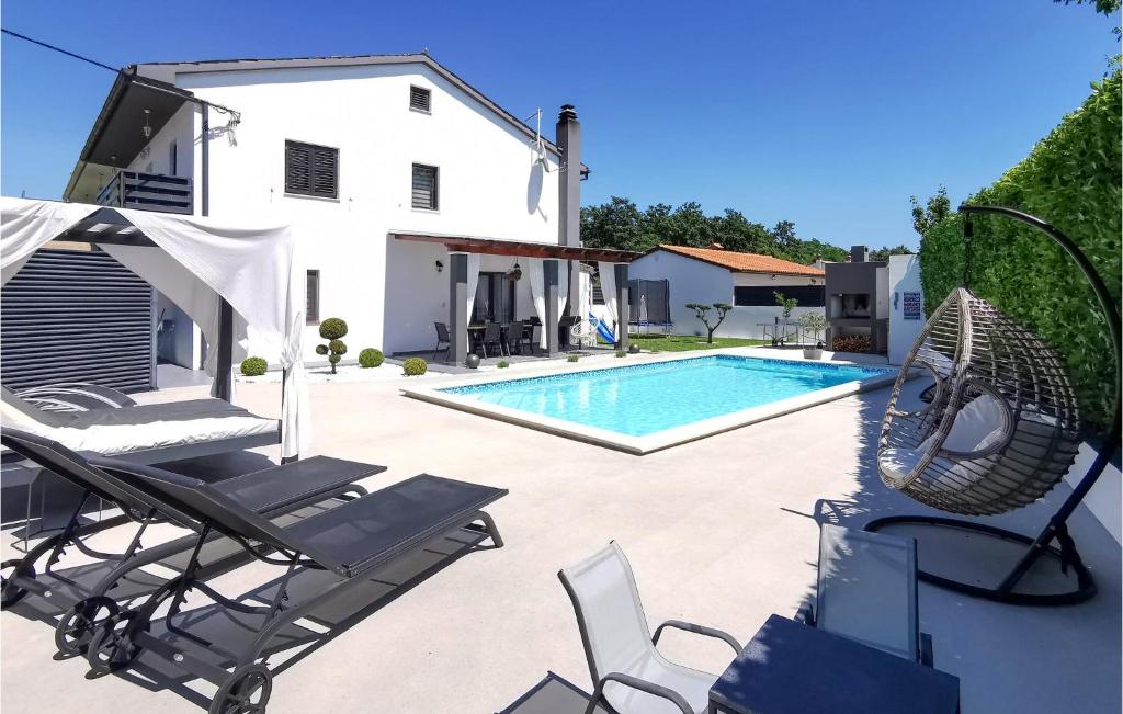 Three-Bedroom Apartment In Svetvincenat