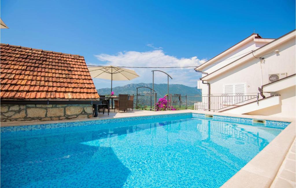 Bazén v ubytovaní Four-Bedroom Holiday Home In Veliki Prolog alebo v jeho blízkosti