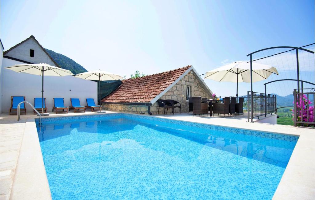 Bazén v ubytovaní Four-Bedroom Holiday Home In Veliki Prolog alebo v jeho blízkosti