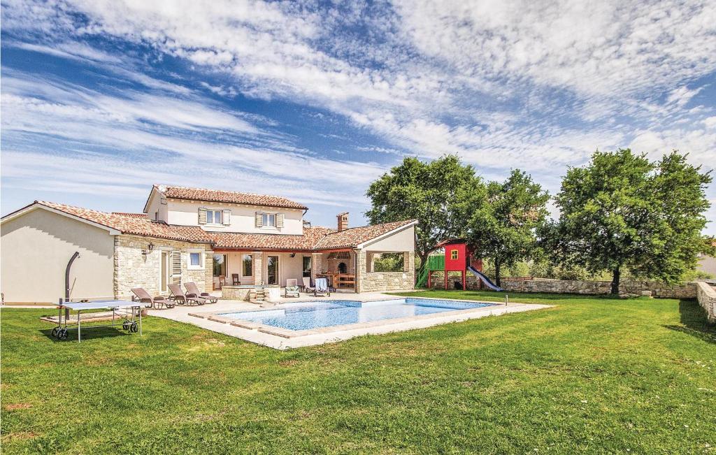 Bazén v ubytovaní Nice Home In Valtura With Jacuzzi alebo v jeho blízkosti