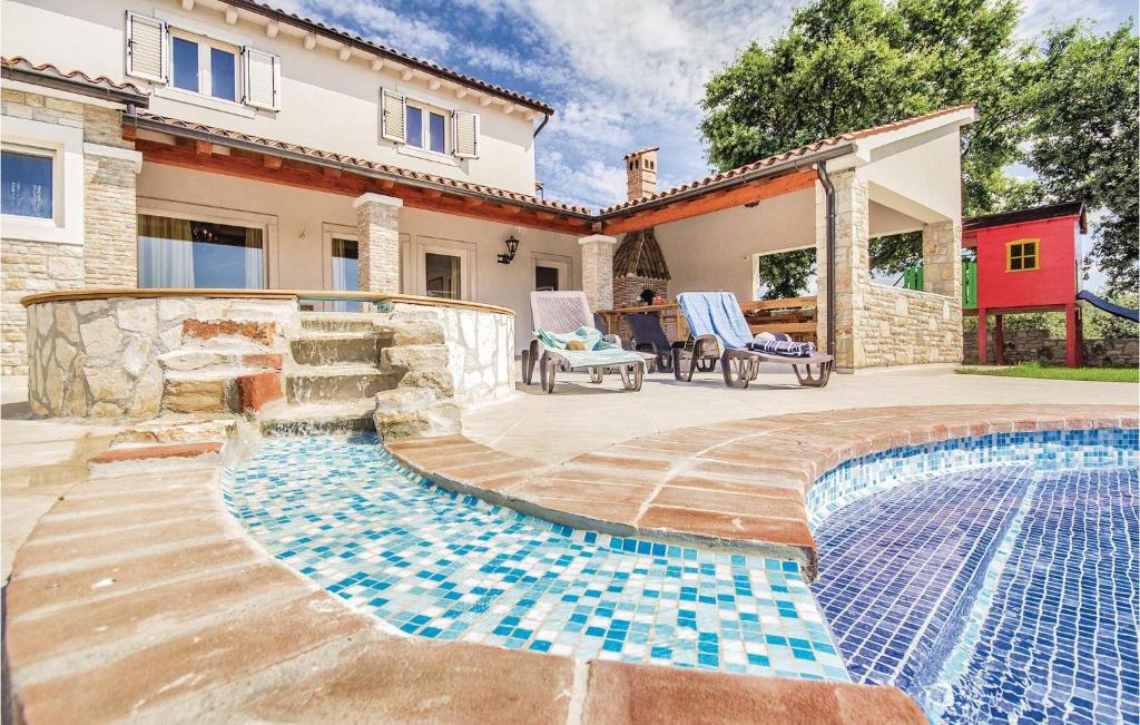 Bazén v ubytovaní Nice Home In Valtura With Jacuzzi alebo v jeho blízkosti