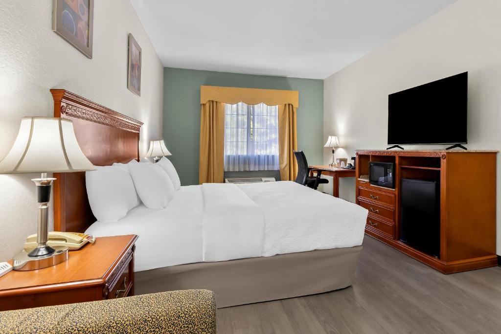 ein Hotelzimmer mit Bett und Fernseher in der Unterkunft Quality Inn & Suites McAlester on Hwy 69 in McAlester