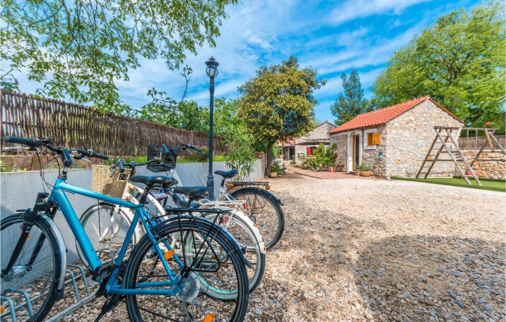 Jazda na bicykli v okolí ubytovania 3 Bedroom Cozy Home In Sukosan
