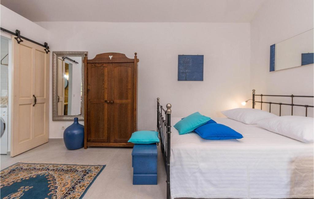 Posteľ alebo postele v izbe v ubytovaní 3 Bedroom Cozy Home In Sukosan