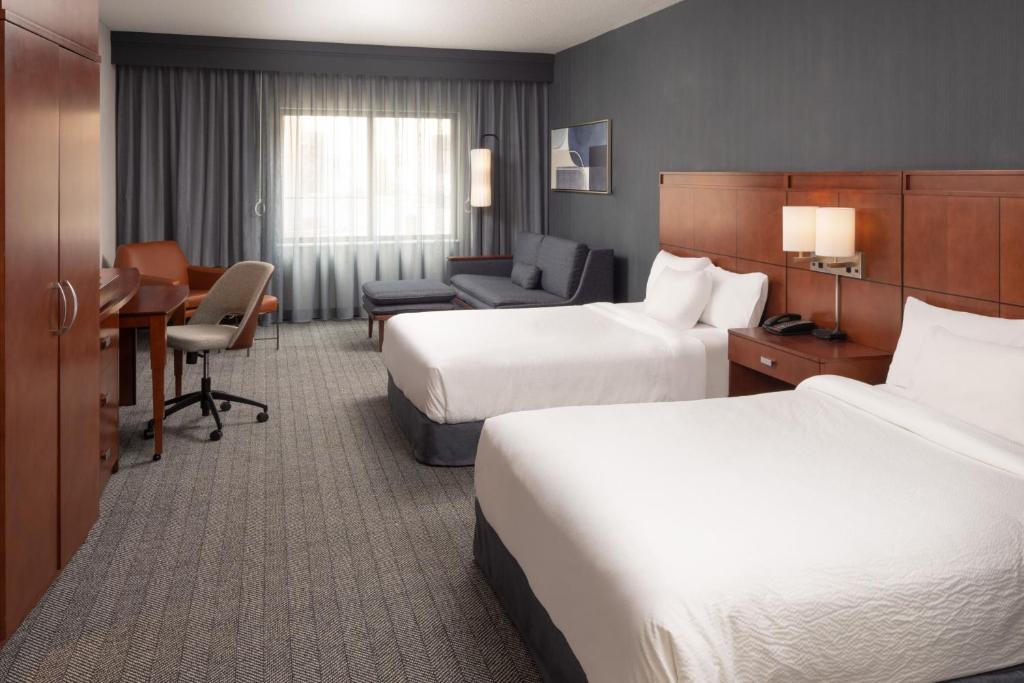 Postel nebo postele na pokoji v ubytování Courtyard by Marriott Glassboro Rowan University