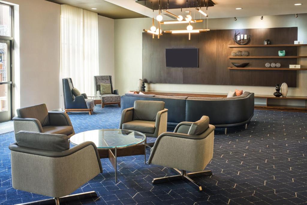 Posezení v ubytování Courtyard by Marriott Glassboro Rowan University