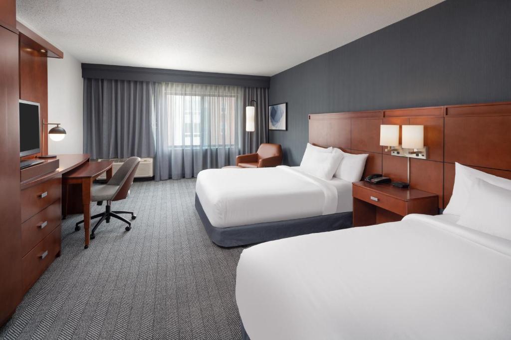 Postel nebo postele na pokoji v ubytování Courtyard by Marriott Glassboro Rowan University