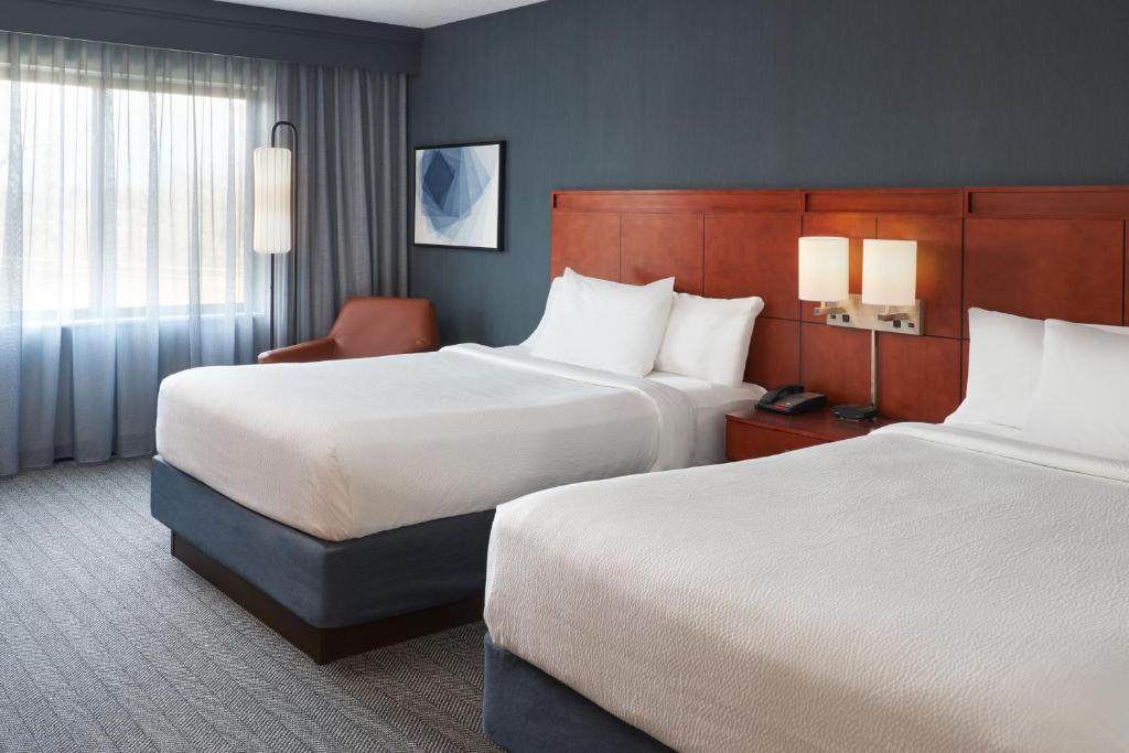 Postel nebo postele na pokoji v ubytování Courtyard by Marriott Glassboro Rowan University