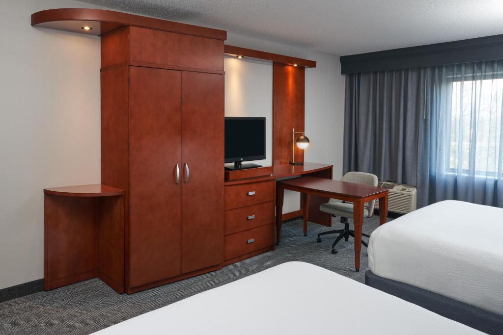 Postel nebo postele na pokoji v ubytování Courtyard by Marriott Glassboro Rowan University