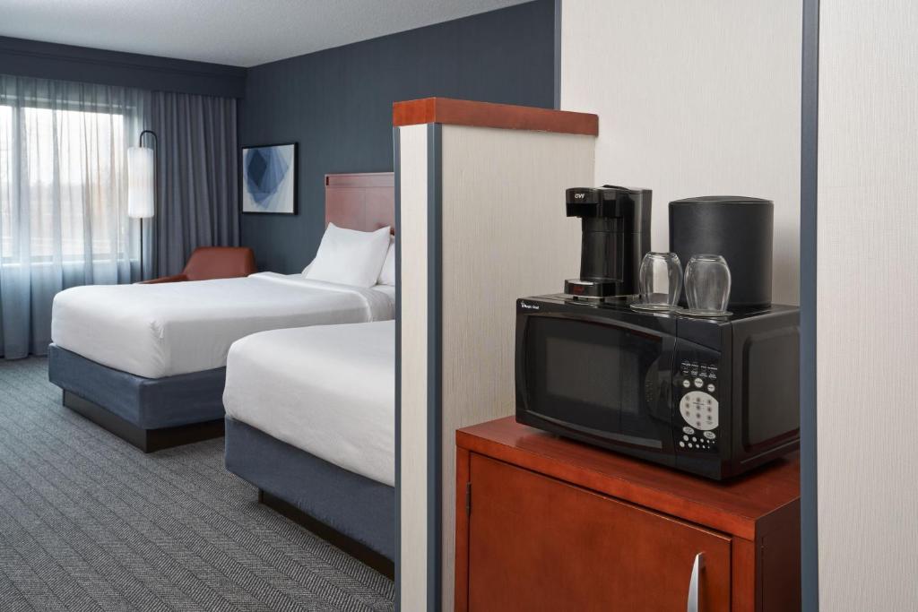 Postel nebo postele na pokoji v ubytování Courtyard by Marriott Glassboro Rowan University